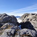 auf den Wissen Platten, dem weitreichenden Karrengelände, gibt einer der riesigen Risse den Blick frei aufs Nebelmeer über dem Urnerland - und den Urirotstock