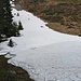 Unterhalb des Bärsiligrats gibt es noch ein grosses Schneefeld. Es stecken zwar zwei Pfosten mit weiss-rot-weisser Markierung drin, der Wanderweg führt aber rechts daran vorbei.