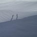 Schattenspiel mit langbeinigen und dürren "Giacometti-Gestalten"