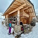 Hübsche Hütte, und vor allem wartet sie mit einer windgeschützten Terrasse auf!  Allerhöchste Zeit für die Brotzeitpause, oben war mit dem Wind definitiv nichts zu machen.