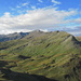 Im Aufstieg zum Piz Tomül, Blick nach Süden: Der lange Tomülgrat von gestern, hinten das Bärenhorn. Links im Bild habe ich übernachtet.