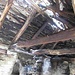 Una delle baite di Basseno: nonostante il tempo ed il peso delle piode, questo tetto resiste ancora, a testimonianza dell’abilità degli antichi costruttori.