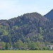 An der Autobahnauffahrt Eschenlohe: Zoom auf die attraktiven Almwiesen unter dem Zeilkopf. Auf ihnen soll der Abstieg zum Bikedepot erfolgen