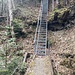 eine Eisentreppe hilft über einen Steilabstieg