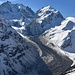 Der 5.6 km lange Schutt- und Eisstrom nach dem Bergsturz vom 14.4.2024 am Piz Scerscen (Südostschweiz vom 15.4.2024, Foto Kantonspolizei Graubünden). Das Bergsturzvolumen dürfte rund 3 bis 5 Mio Kubikmeter betragen haben.