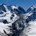 Deutlich sichtbares Anrissgebiet des Bergsturzes am Piz Scerscen vom 14.4.2024 an dessen Westwand auf ca. 3400m Höhe (Südostschweiz 15.4.2024, Foto Benno Benesch). Die Eisnase blieb zwar bestehen, doch es dürften vermutlich Nachstürze zu erwarten sein.