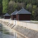 Dörnthaler Teich, Staudamm mit Striegelhäusern