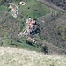 Zoomata sulla frazione di Colle di Sogno, situata 478 m sotto di noi, dove dovremo scendere tra poco per mangiare alla locanda.