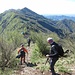 Inizio della discesa che ci porterà a seguire il crinale boscoso verso il Monte Tesoro, sullo sfondo.