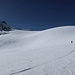 Wir machen den Umweg rechts um die Kuppe herum, dort gibt es weniger Spalten.