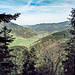 Dem Pfad weiter gefolgt, vorbei auch einem tollen Aussichtspunkt mit Bänkle auf 815 m. Blick gen Obersimonswald.
