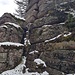 <i>Bei einem späteren Besuch und winterlichen Verhältnissen habe ich mir den großen Felsens, vermutlich die "Luisenklippe", nochmal genauer angesehen und mit den Augen Besteigungsmöglichkeiten geprüft. Statt durch die Verschneidung geradeaus ginge es wohl besser von der rechten Seite, siehe nächste Fotos.</i>