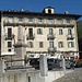 Edificio storico nella piazza di Cossogno; al piano terra c’è un ristorante dove si mangia bene (da Donna Francesca).