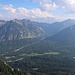 Blick über das Graswangtal (Lindertal) zur Zugspitze.