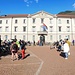 <b>La Piazza del Governo comincia ad animarsi. Stranamente non ci sono dei politici che salgono sul palco di fronte alla foca; per contro, ce ne sono a Locarno, tra i quali il nuovo sindaco. In uno stand offrono una tavoletta di cioccolato, in un altro ti propongono una sostanziosa colazione con cornetto, in un altro ancora ti presentano le biciclette a noleggio.</b>