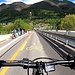 <b>Sul rettilineo tra Cadenazzo e Gudo il traffico dei ciclisti è pure in senso contrario: arrivano infatti i partecipanti partiti da Locarno. </b>