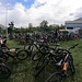 <b>Ad ogni ristoro vedo centinaia di bici parcheggiate e lunghe code di sportivi affamati in attesa di ritirare un piatto di costine o l’agognata luganighetta.</b>