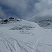 Über die Wechte links kann zurzeit der Aufstieg mit Ski problemlos durchgeführt werden. Der rechte Gipfel hat fast keine Schneeauflage und wird deshalb heute nicht besucht.