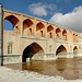 Die 33-Bogen-Brücke (Si-o-se Pol) über den Fluss Zayadeh Rud in Isfahan. Die Fussgängerbrücke ist ein zweistöckiges Viadukt, 298m lang und wurde als Ziegelbau auf Steinpfeilern konzipiert. Sie wurde 1602 erbaut und gilt als Meiserwerk der Safawiden-Zeit (Quelle: Wikimedia, Autor: Arosha Foto, Reza Sobhani) 