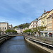 Unterwegs in Karlovy Vary - Blick über den Fluss Teplá (Tepl). Links ist Lázně III (Bad III) zu erkennen.