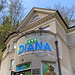 Unterwegs in Karlovy Vary - An der Station Stará louka, Talstation der Seilbahn Diana. Da die Warteschlange relativ lang ist, bleibt noch Zeit einige Fotos der "Lanová dráha Diana" zu schießen...