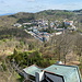 Výšina přátelství - Blick vom Aussichtsturm Diana über die gleichnamige Bergstation in etwa nordöstliche/östliche Richtung. Unten ist die durch Karlovy Vary fließende Teplá (Tepl) zu sehen.