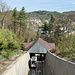 Standseilbahn Diana - Blick über die Zwischenstation Jelení skok mit Wagen 2 und 1 (hinten). Hinten ist Goethova vyhlídka (Goethe-Aussichtswarte) zu erahnen.