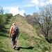 E in 35 minuti di cammino condotti a buoni ritmi, eccoci alla grande croce del Monte Megna (m 1049). 