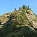 Blick zurück zum Gipfel beim Abstieg am Jochschrofen-Nordgrat. Es ist steiler, als es im Bild wirkt.