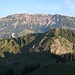 Über den Jochschrofen schaut man zum Kühgundkopf.