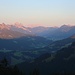 Während es im Tannheimer Tal bereits dunkel ist, leuchtet die Zugspitze noch im Licht der untergehenden Sonne.