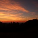 Leuchtende Wolken verabschieden stimmungsvoll den Tag.