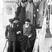 Revolutionsführer Ajatollah Rudollah Khomeini (1902 - 1989) bei seiner Rückkehr aus dem Exil am 1. Februar 1979 am Flughafen in Teheran (Quelle: Wikipedia, Foto: User:Sa.vakilian). Die Portraits von Khomeini waren im Jahre 1979 allgegenwärtig auf Strassen und Plätzen des Irans. 