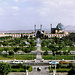 Der prächtige und begrünte Imam-Platz (Meidan-e Imam oder Meidan-e Chomeini) in Isfahan. In der Mitte die Imam-Moschee, links die Scheich-Lotfollah-Moschee, rechts der Palast Ali Qapu  (Quelle: Wikipedia, Autor: Naghshe Jahan)