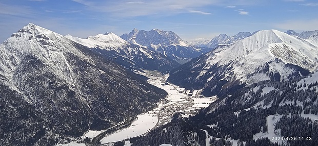 Blick nach Bichlbach, über dem Kohlbergspitze und die Bleispitze aufragen; dahinter Wetterstein mit Zugspitze und links davor Danielkamm.