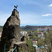 Unterwegs bei Karlovy Vary - Blick vorbei an der Skála Kamzík (Gämsen-Felsen) am Jelení skok (Hirsch(en)sprung). Zum Beispiel [https://cs.wikipedia.org/wiki/Jelen%C3%AD_skok_(Karlovy_Vary) hier] ist beschrieben, warum sich eine Gämsen-Statue am Hirschsprung befindet (ggf. die Seite online übersetzen lassen).