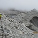 Der Pfad schlängelt sich in wildem Auf und Ab über den Gletscher hinweg