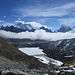 Gokyo mit Dudh Pokhari, darüber der Mount Everest