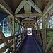 Brücke mit einer soliden Holzkonstruktion