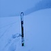 Zweiter Ski, ohne Bindung... gleich dahinter der Brunnen, in dem ich gelandet bin ;-)