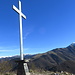 Croce di vetta all'Anticima est del Corna Trentapassi.