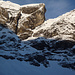 Ankunft beim Einstieg ins NE Couloir, das in der Mitte von einer Felsstufe mit einer nur noch von einer dünnen Schneeschicht überzogenen Rinne unterbrochen wird