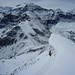 Mächtige Gipfelwächte auf dem Morgenberghorn: Blick hinunter zum Rengglipasse, darüber das Rengghoren und die Schwalmere, dahinter rechts u.a. das Breithorn, links die Äbeni Flue