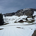 Auf letzten Schneeresten unterhalb Mittelberg, darüber die imposante Morgenberghorn E-Flanke