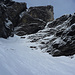 Im NE-Couloir auf ca. 2100m unter der Steilstufe: hier zeigt sich, dass die Schneerinne (rechts der Bildmitte) unten bereits ausgeapert ist