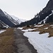 Auf dem schmalen Streifen rechts kann man mit Skier gehen.