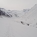 Es besteht eine frische Spur, da vier Skitourengeher vor mir losgegangen sind.