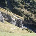 Wasserfall am Wegesrand.