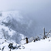 ... weiterhin an ihr entlang. Schemenhaft die Umgebung, dicht die Schneewolken.