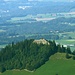 Das bekannte Guggershorn von oben – vom Gägger gesehen. Im Hintergrund müsste Düdingen zu sehen sein (unsicher).